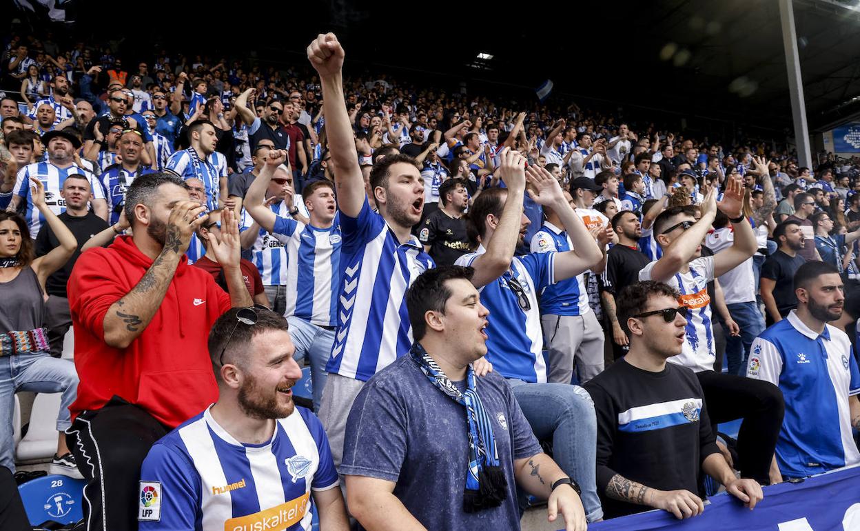 La afición albiazul anima al equipo durante el encuentro del sábado contra el Villarreal. 