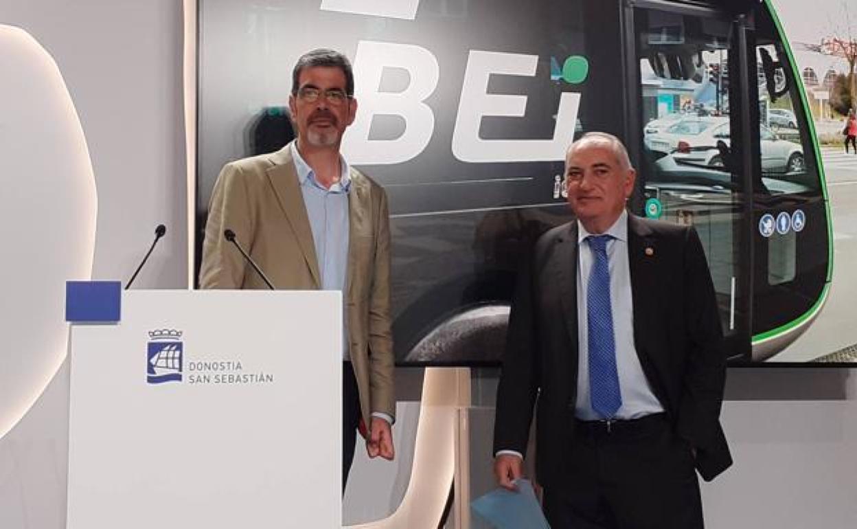 El alcalde, Eneko Goia, y el consejero Iñaki Arriola, este lunes en el Ayuntamiento de la capital guipuzcoana.