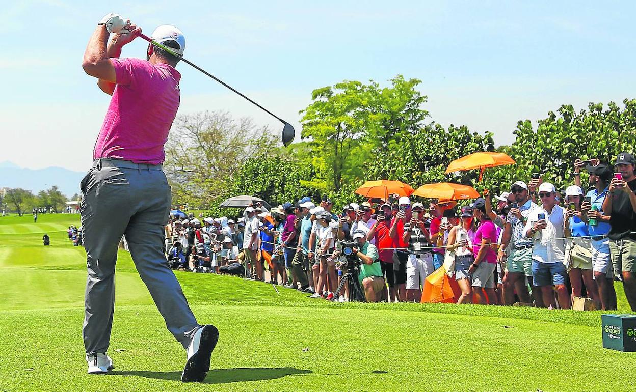 El jugador vizcaíno, en uno de los tees de salida del campo de Puerto Vallarta, al que asistieron numerosos aficionados. 