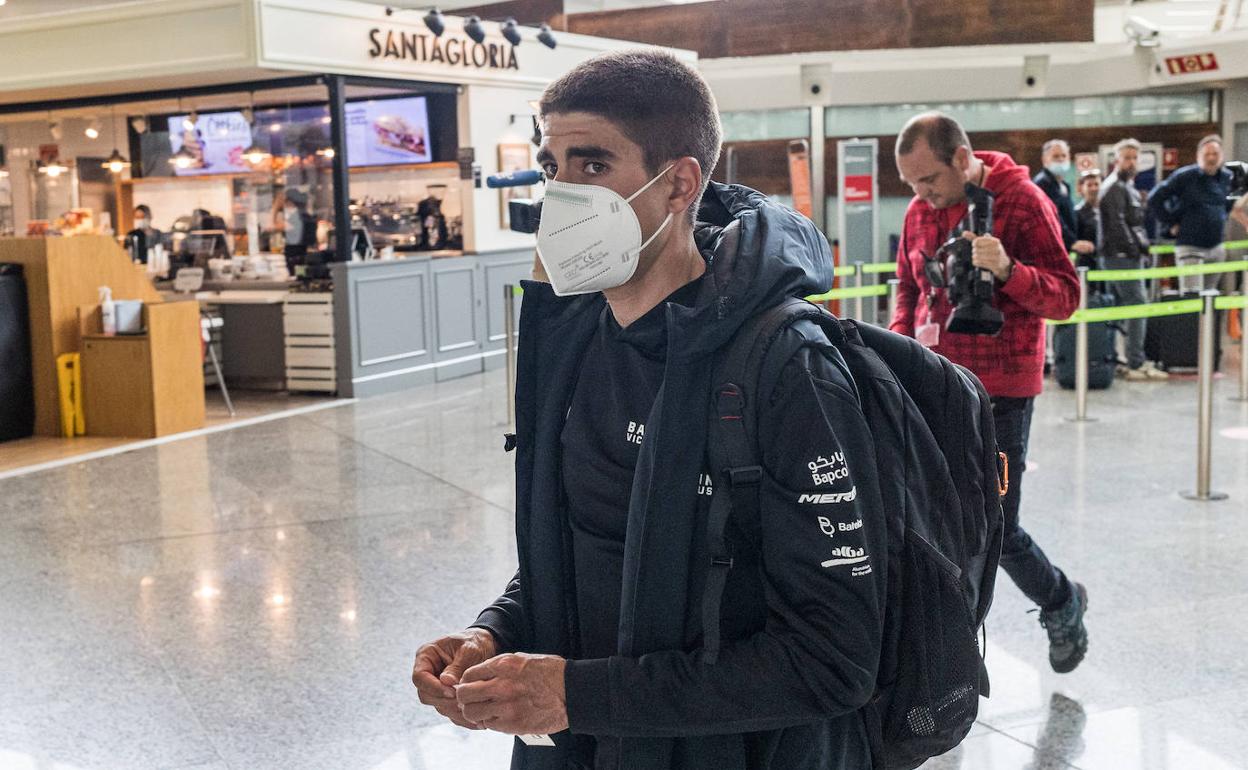 Mikel Landa, en el aeropuerto de Loiu.