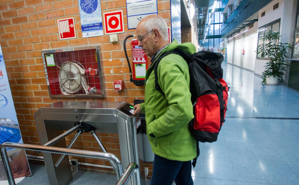 Los centros cívicos de Vitoria vuelven a permitir realizar pagos en metálico tras dos años
