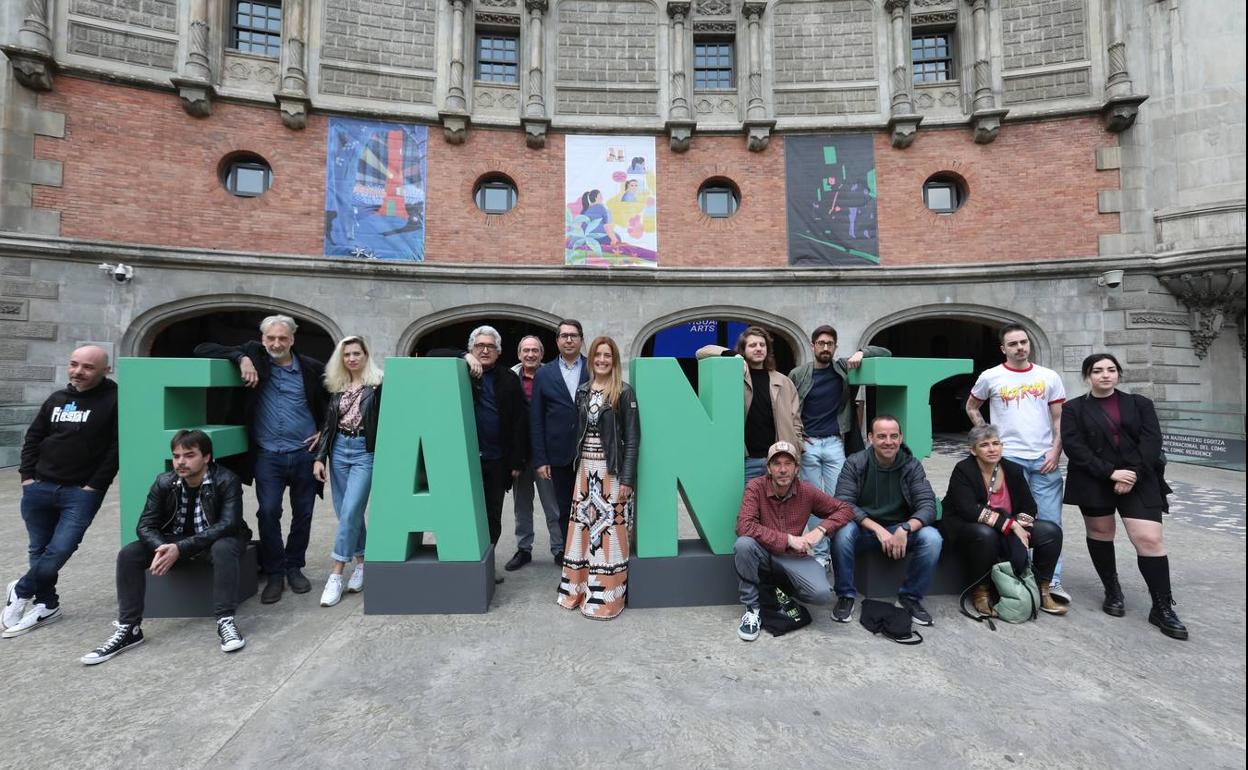 Directores de los cortos vascos a concurso en el FANT y organizadores del festival en el exterior de Azkuna Zentroa.