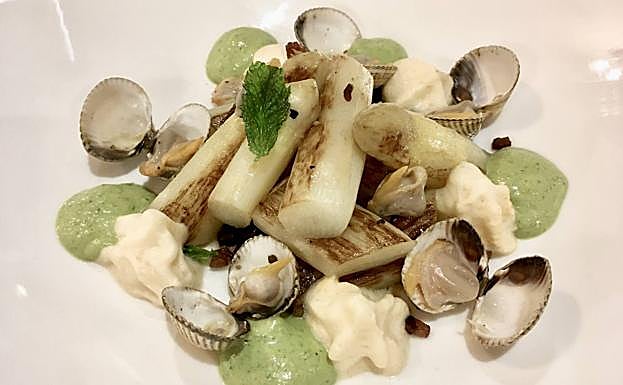 Espárragos con berberechos.