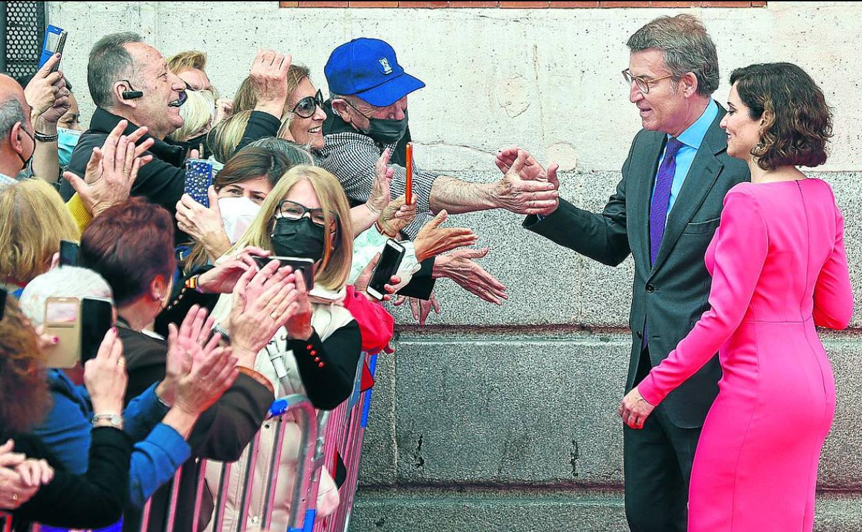 Díaz Ayuso con el líder del PP, Alberto Núñez Feijóo, en las celebraciones del 2 de mayo en Madrid. 
