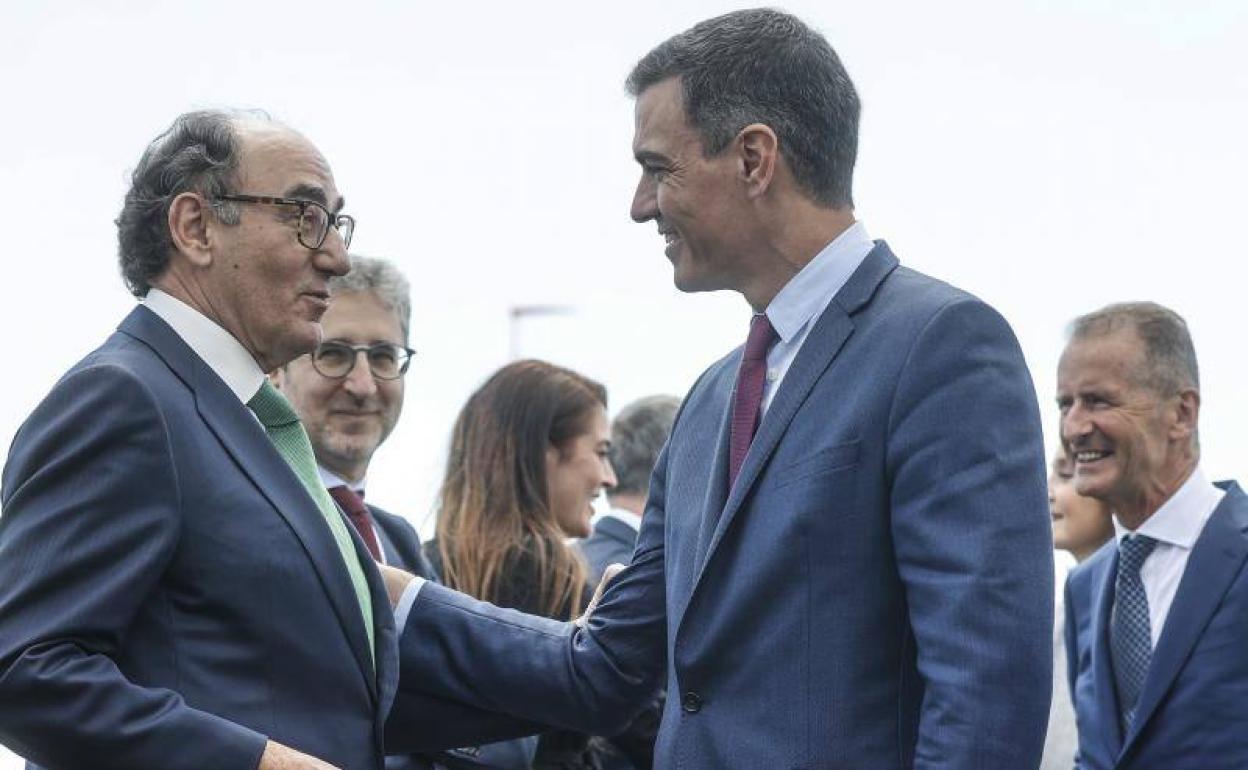 Ignacio Galán y Pedro Sánchez, esta mañana en la gigafactoría de Sagunto (Valencia). 