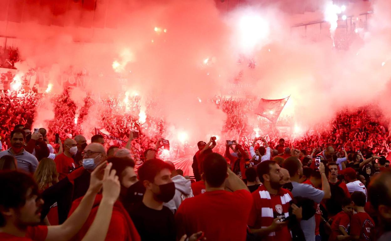 Los aficionados del Olympiacos invadieron la cancha con bengalas y petardos segundos antes de que acabara el partido