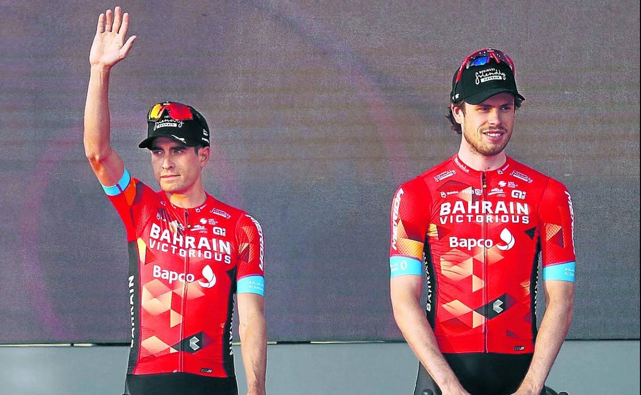Mikel Landa saluda durante la presentación de equipos del Giro, en Budapest. 