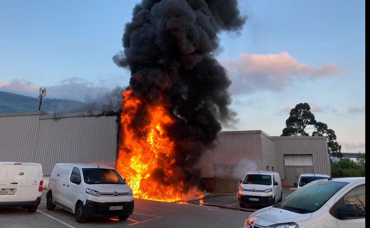 Seguridad pide que no se utilicen globos chinos y farolillos voladores por  riesgo de incendio - GipuzkoaGaur - Actualidad de Gipuzkoa