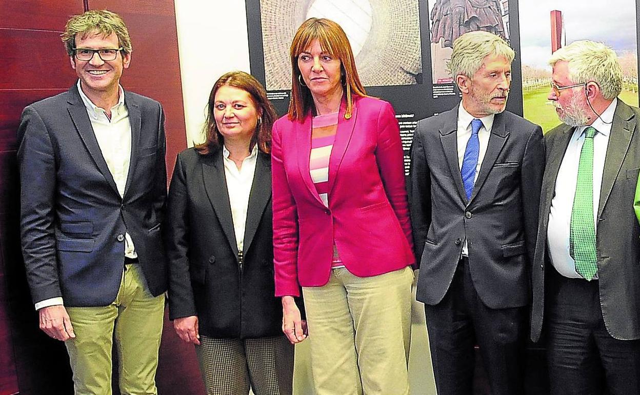 Los ministros del Interior y Educación, junto al resto de representantes institucionales que acudieron ayer al Centro Memorial de Víctimas de Vitoria. 