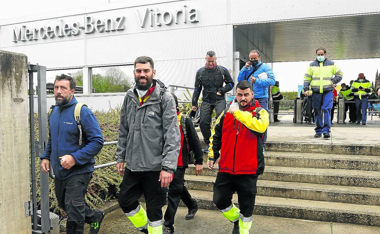 Trabajadores de Mercedes salen de la planta de Vitoria, que este año cuenta con una cartera de pedidos que puede ser de récord. 