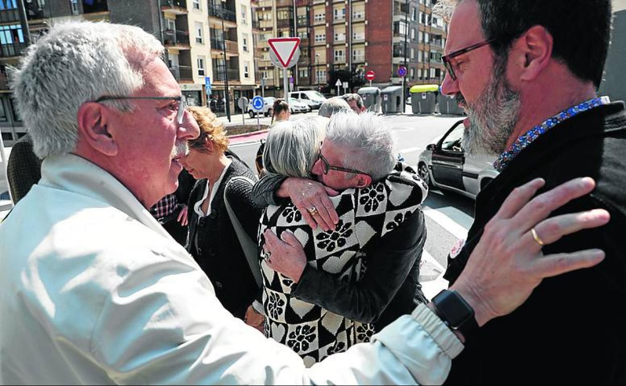 Landaburu y Lasa saludan a la viuda y al hijo de López de Lacalle. 