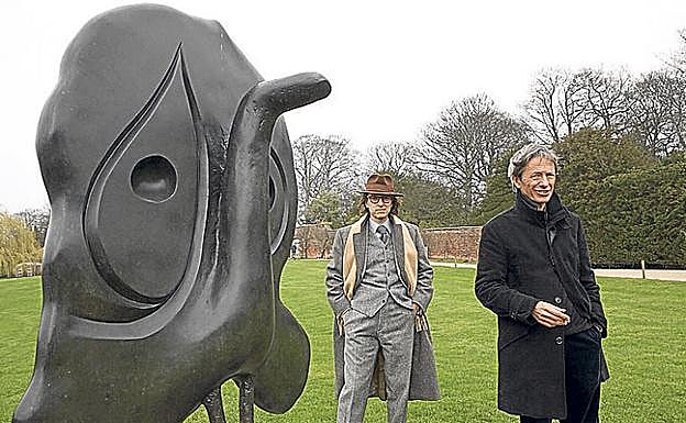 Yorkshire. Los nietos de Joan Miro posan en el Parque de Esculturas.