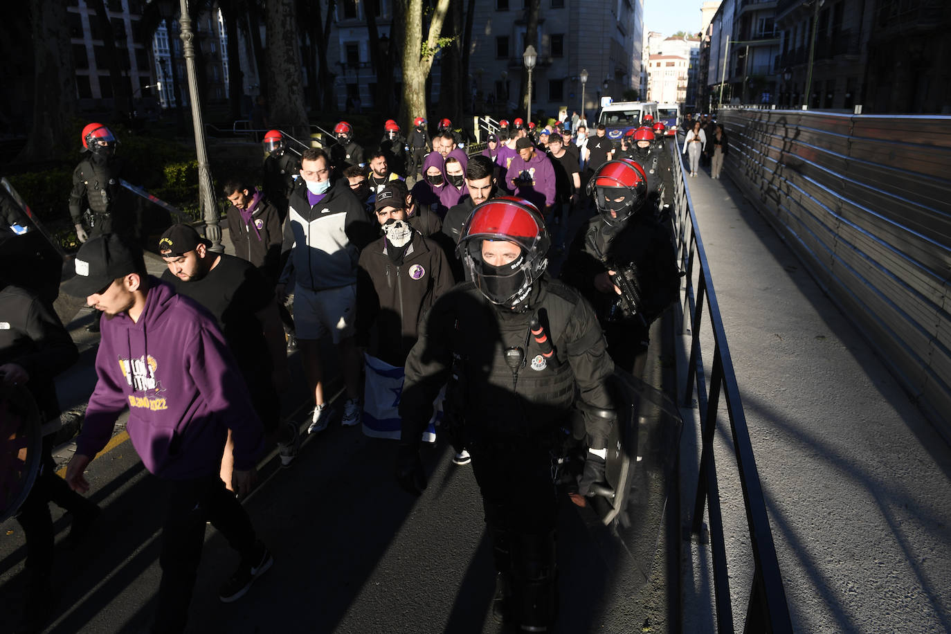 Fotos: Graves altercados entre hinchas del Hapoel israelí y simpatizantes propalestinos en Bilbao