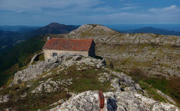 La excursión de Amoroto a Santa Eufemia, en Lea-Artibai, permite disfrutar de preciosos paisajes de montaña.
