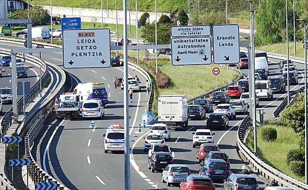 Casi dos horas de retenciones en el Txorierri y Rontegi por un accidente en La Avanzada