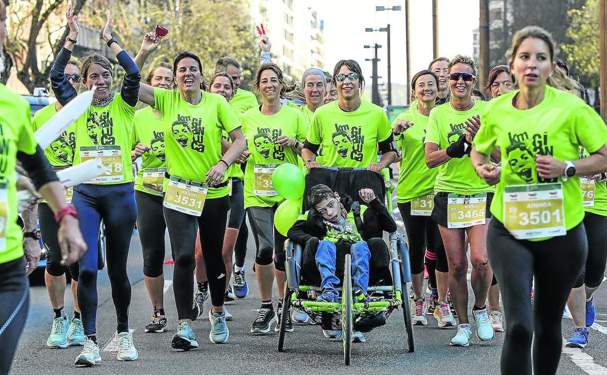 Gianluca completó la pueba de 10 kilómetros en su silla acompañado de un grupo de treinta personas solidarias.