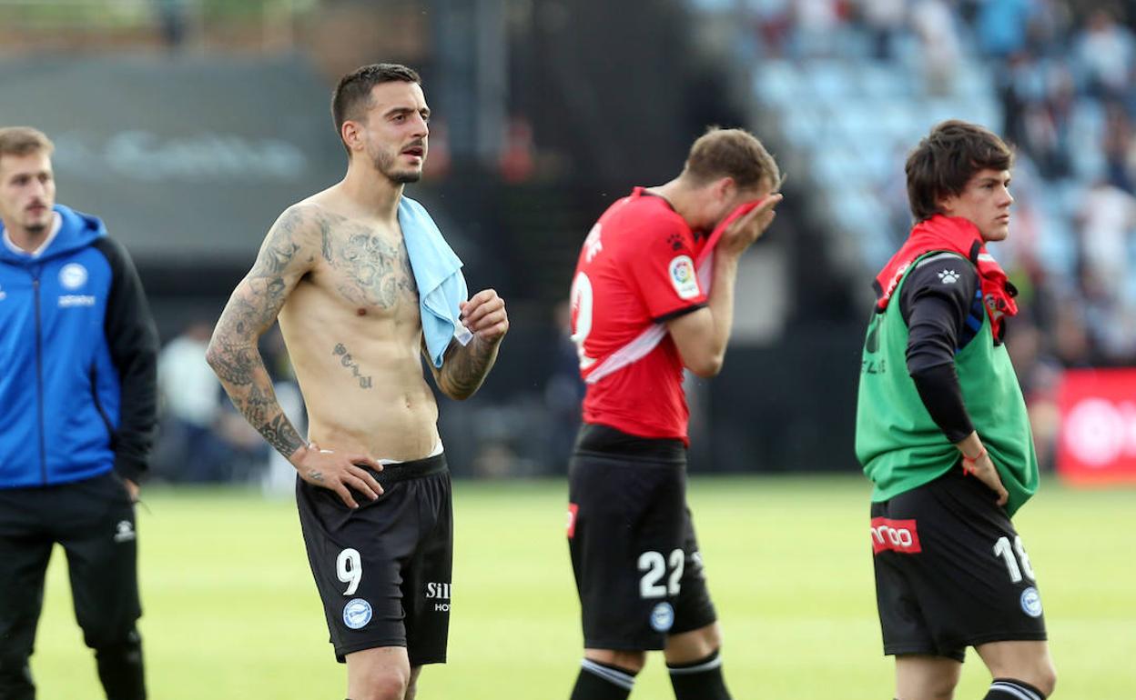 Joselu, Lejeune y Pellistri miran hacia la grada cariacontecidos tras la derrota ante el Celta. 