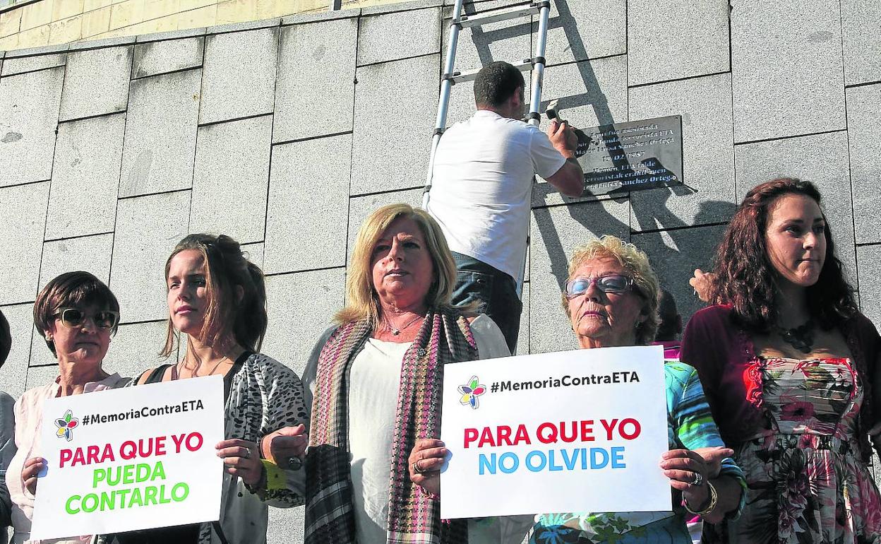 Consuelo Ordóñez y otros miembros de Covite, durante la colocación de una placa «clandestina» en Bilbao en 2014. 