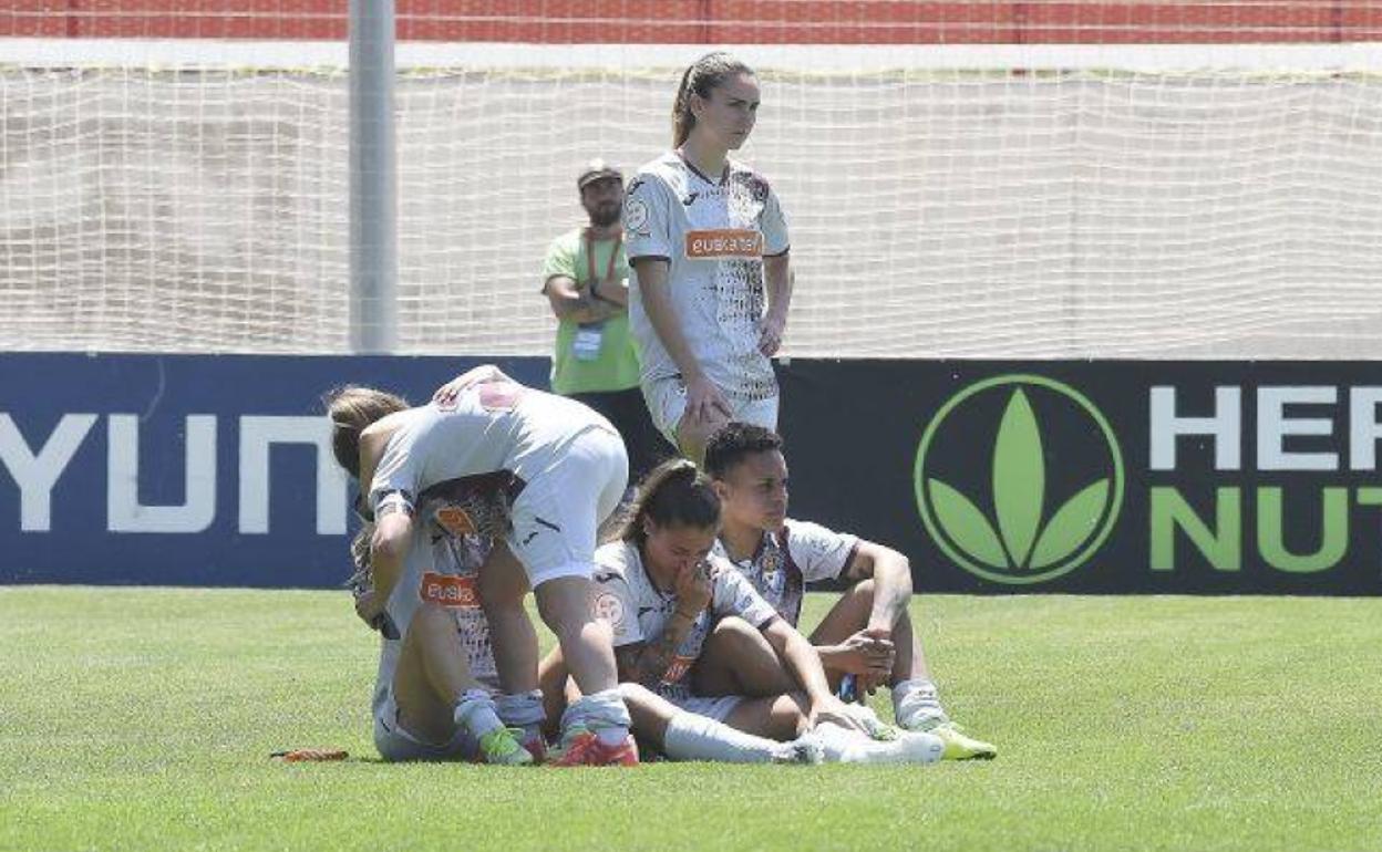 Jugadoras del Eibar pensativas tras certificar su descenso. 