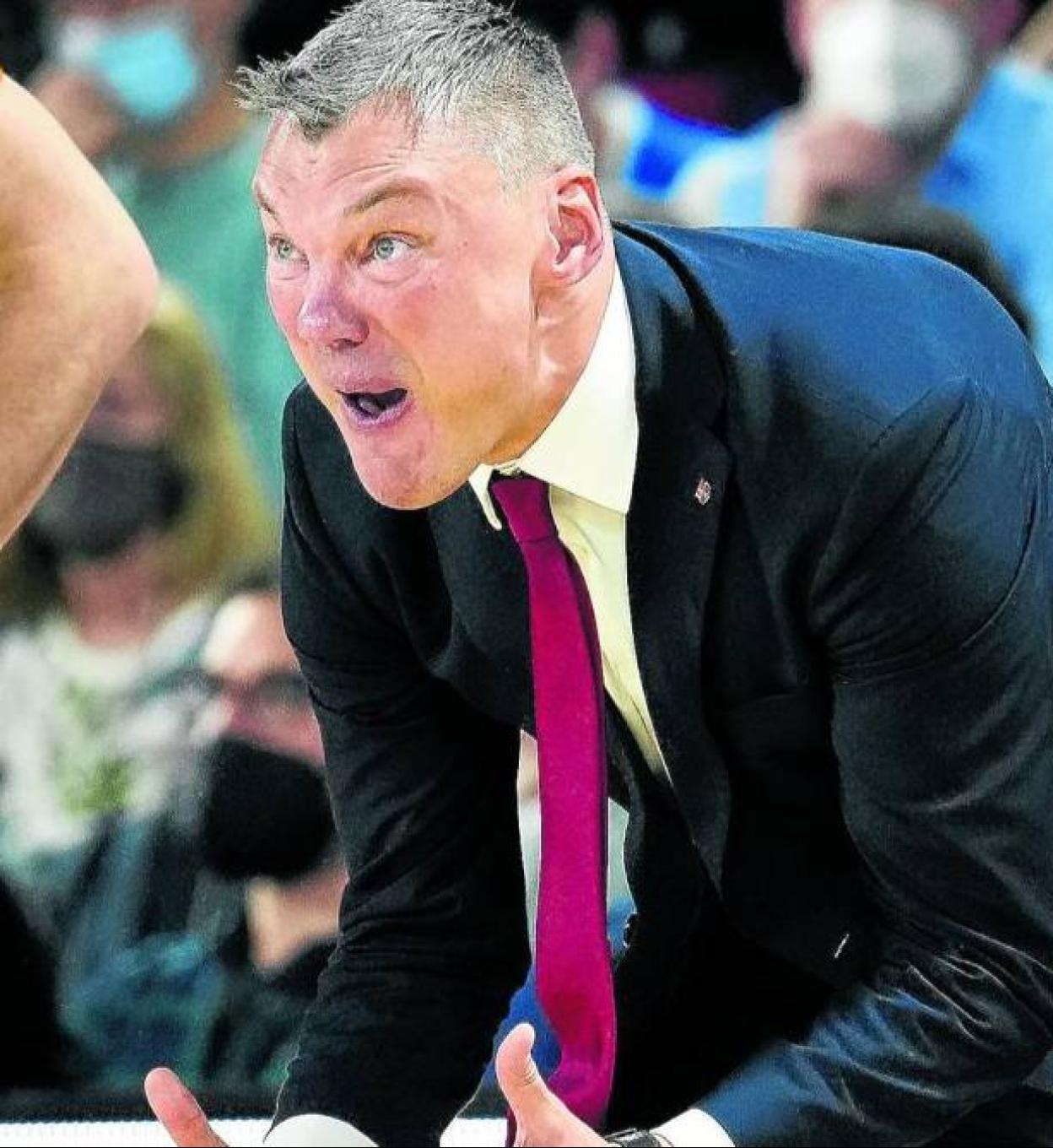 Una imagen muy característica del técnico del Barça dirigiéndose a sus jugadores en un partido. 