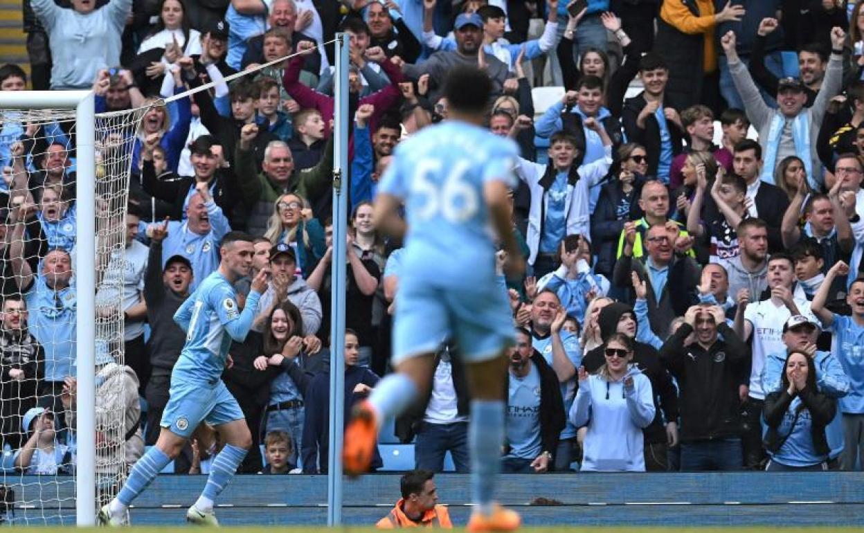 El canterano Egan-Riley, en primer plano, corre a por Phil Foden para celebrar un gol. 