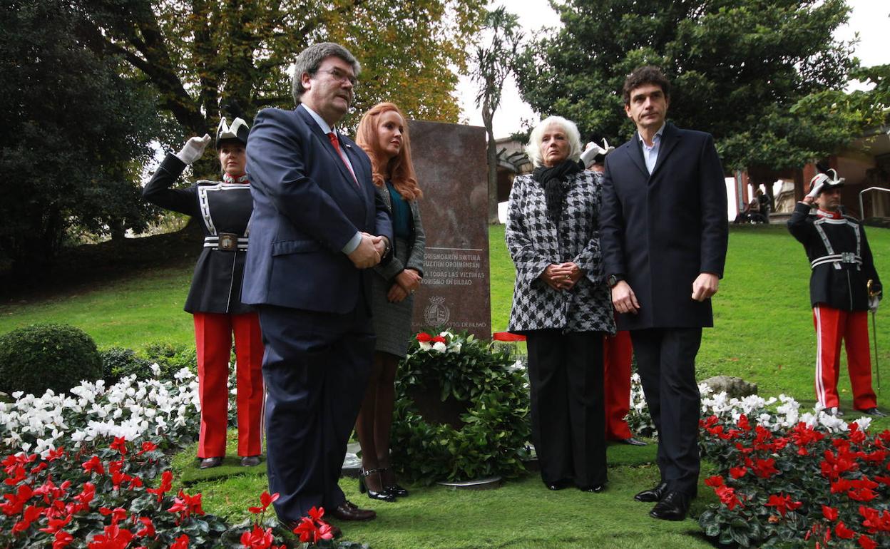 Juan Maria Aburto, alcalde de Bilbao, y Unai Rementeria, diputado general de Bizkaia, realizan una ofrenda floral con motivo del Día de la Memoria. 