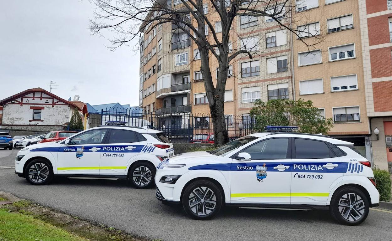 Coches eléctricos de la Policía municipal de Sestao. 