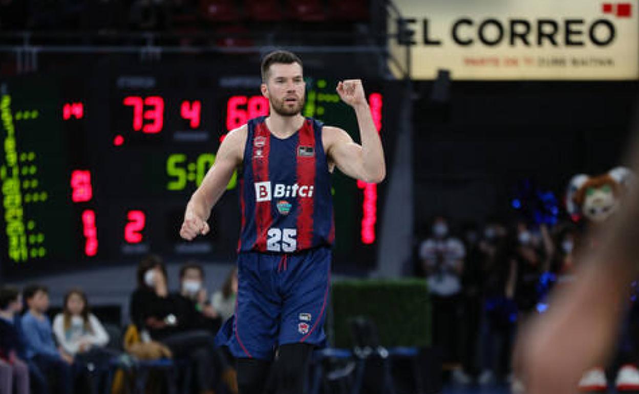 Peters celebra una acción en el partido contra el UCAM Murcia