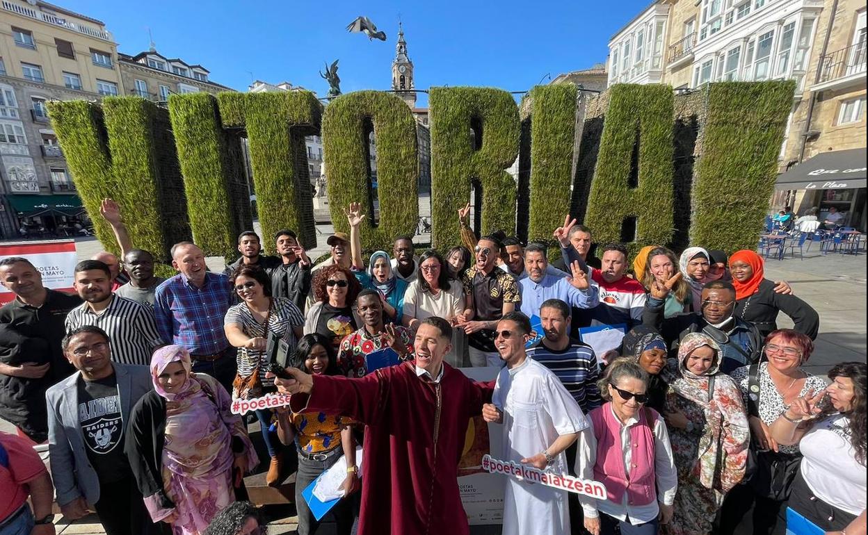 Los alumnos del centro Paulo Freire, tras el recital que desarrollaron ayer ante la escultura vegetal.