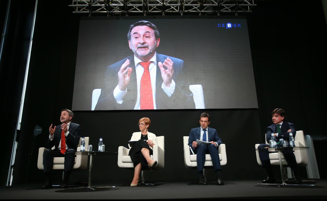 Josu Jon Imaz, durante su intervención en la mesa redonda. 