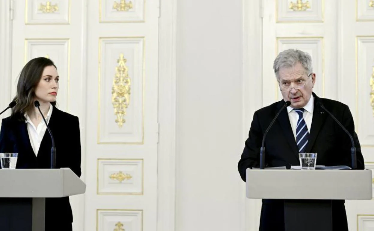 La primera ministra Sanna Marin y el presidente de Finlandia Sauli Niinisto anuncian su apoyo a la entrada en la OTAN. 