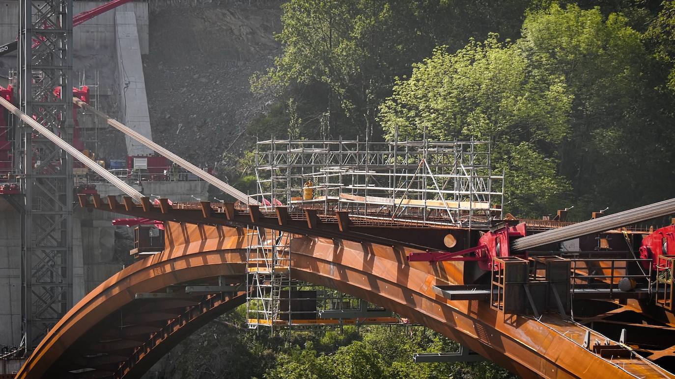 Fotos: Así ha sido el montaje del primer viaducto sobre el Bolintxu