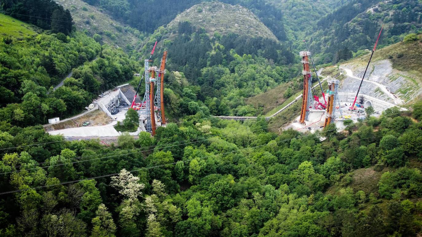 Fotos: Así ha sido el montaje del primer viaducto sobre el Bolintxu