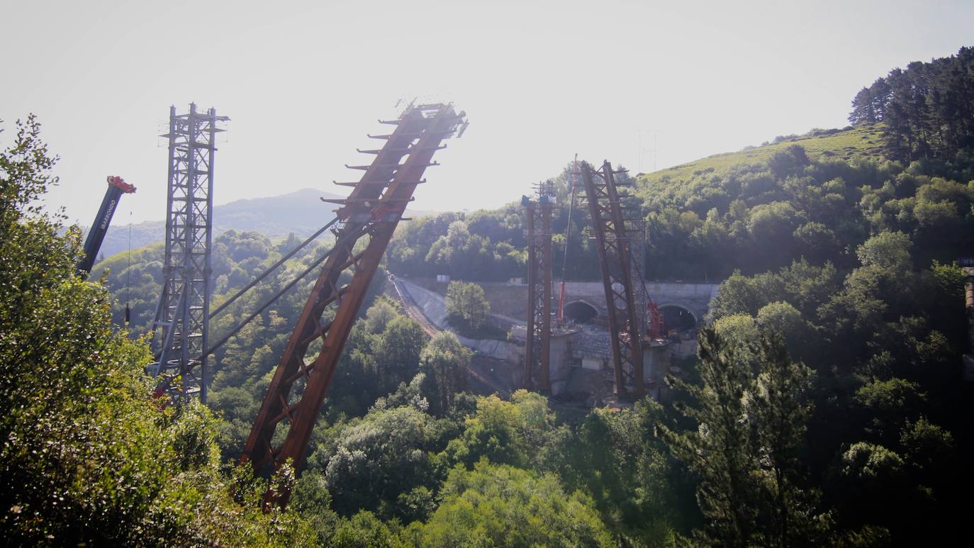 Fotos: Así ha sido el montaje del primer viaducto sobre el Bolintxu