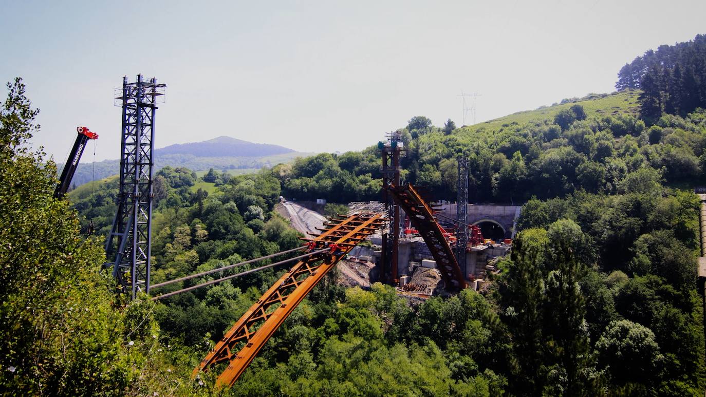 Fotos: Así ha sido el montaje del primer viaducto sobre el Bolintxu