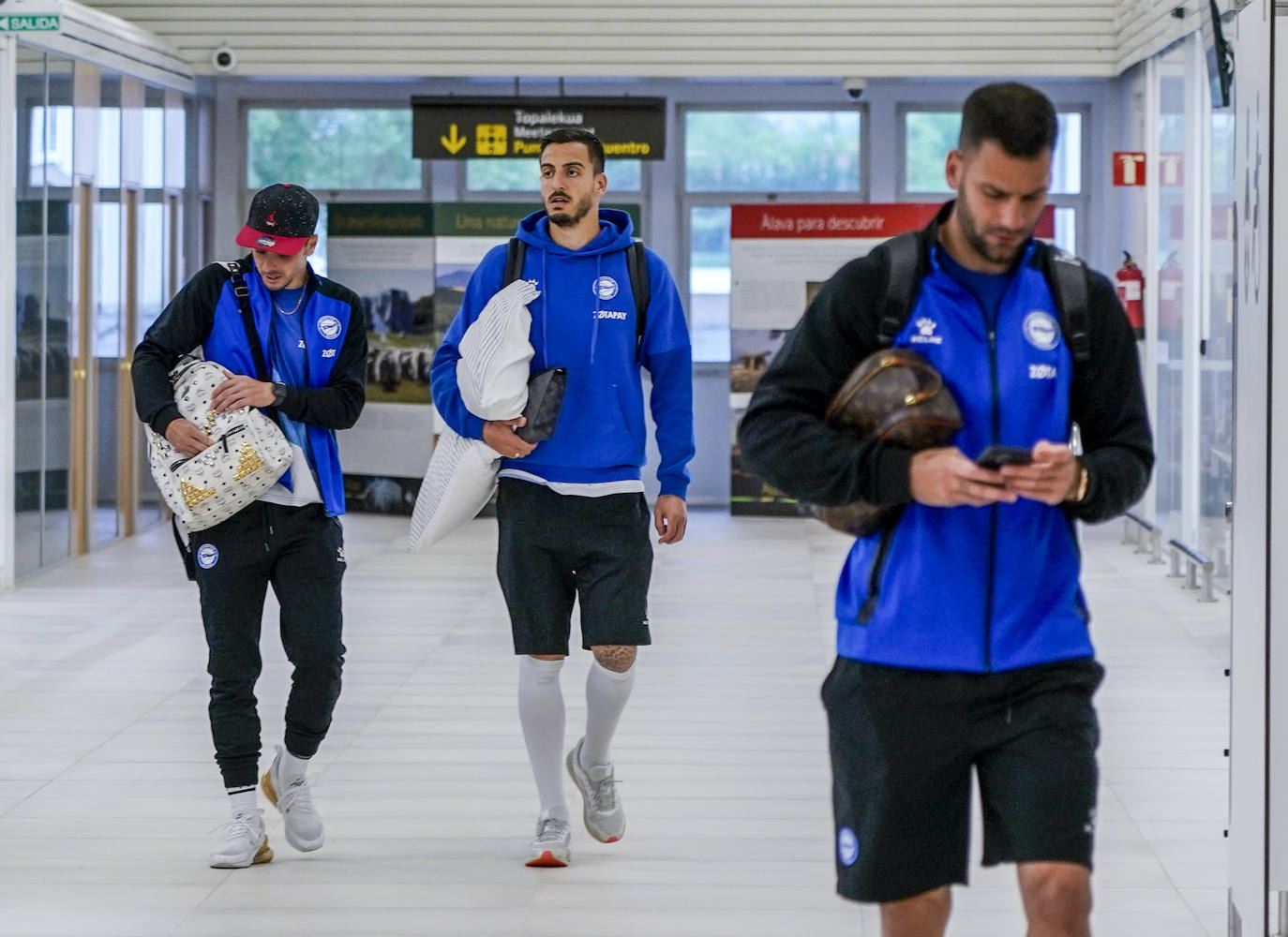 Fotos: El Alavés emprende su viaje a Valencia en el último desplazamiento de la temporada