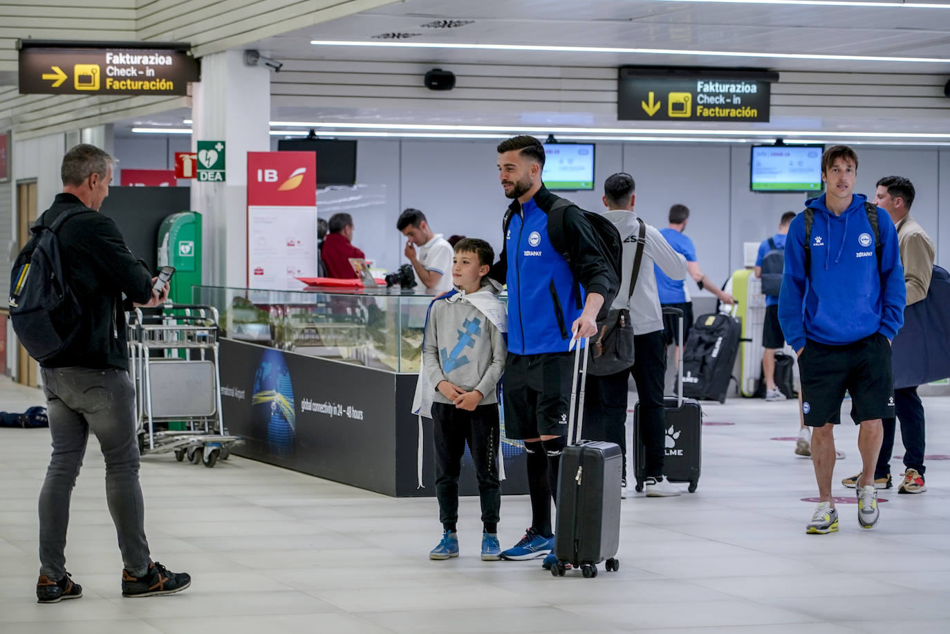 Fotos: El Alavés emprende su viaje a Valencia en el último desplazamiento de la temporada