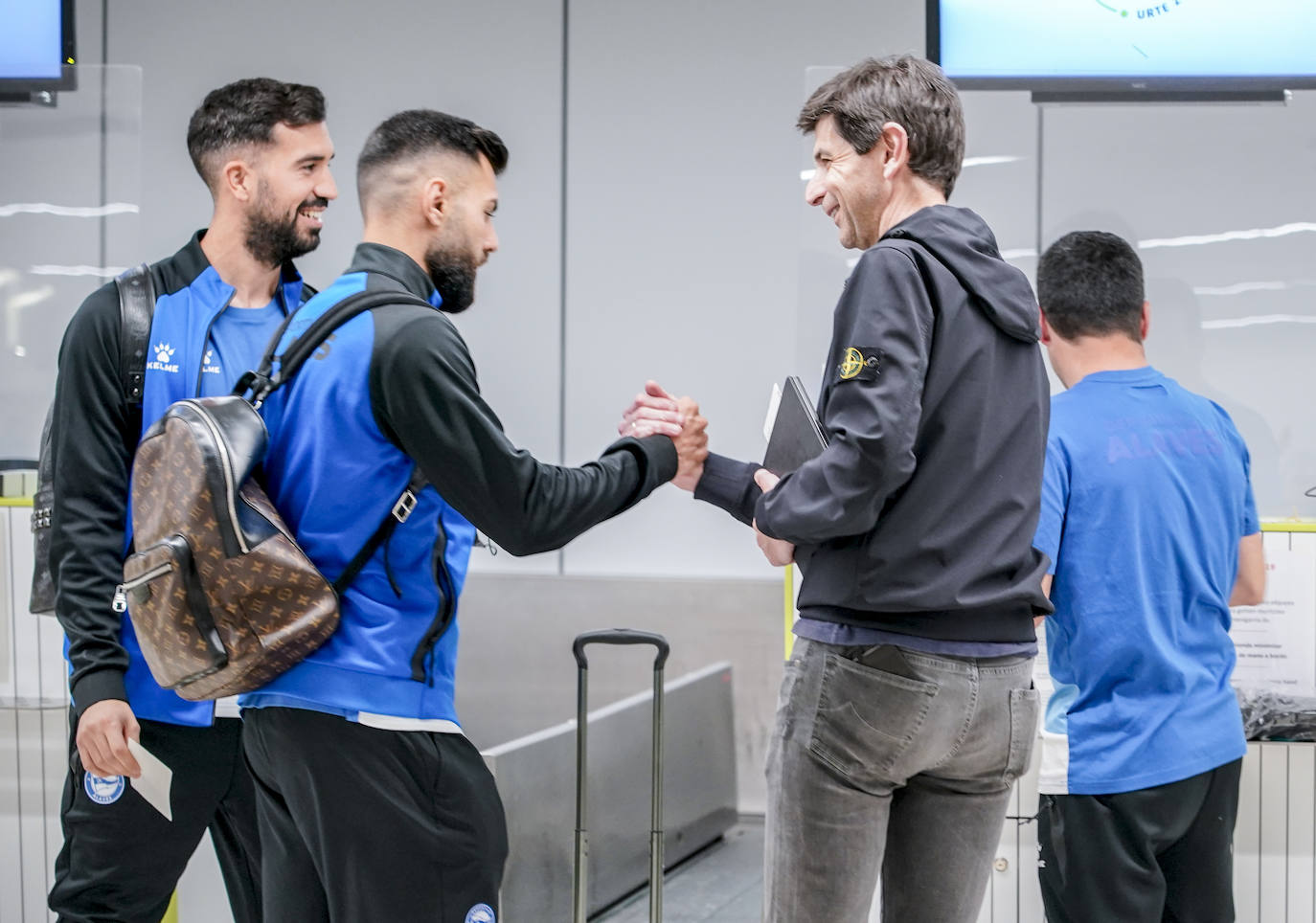 Fotos: El Alavés emprende su viaje a Valencia en el último desplazamiento de la temporada