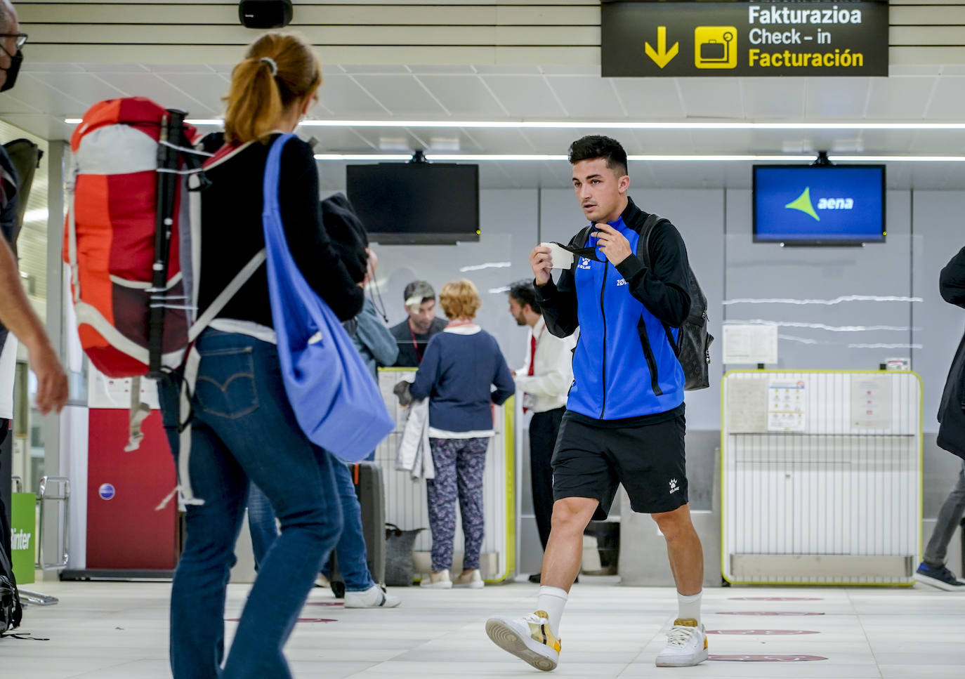 Fotos: El Alavés emprende su viaje a Valencia en el último desplazamiento de la temporada