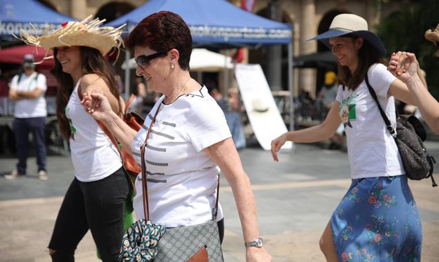 Fotos: Las comparsas de Bilbao calientan motores para la Aste Nagusia