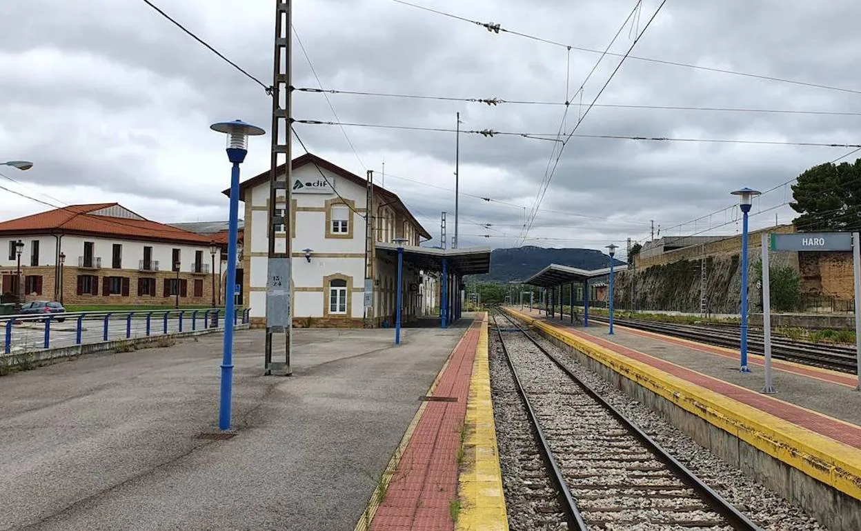 La estación del ferrocarril de Haro, rodeada por las bodegas del barrio, aparece al fondo de la línea Castejón-Bilbao que será sometida a obras de mejora y consolidación. 