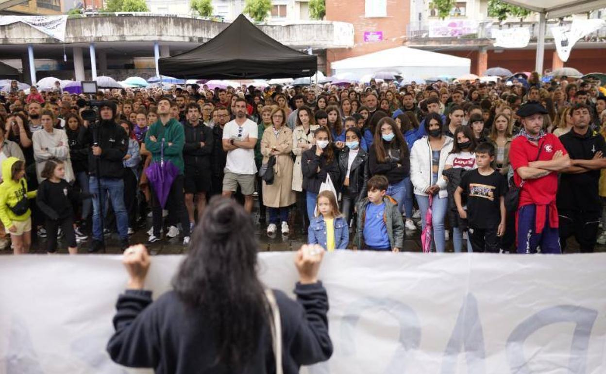 Esta tarde ha habido una concentración de repulsa en el centro del pueblo. 