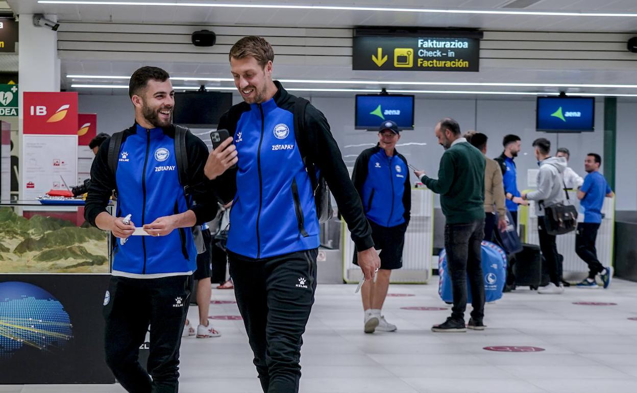 Rioja y Lejeune intercambian una sonrisa en el aeropuerto de Foronda antes de poner ayer rumbo a Valencia. 