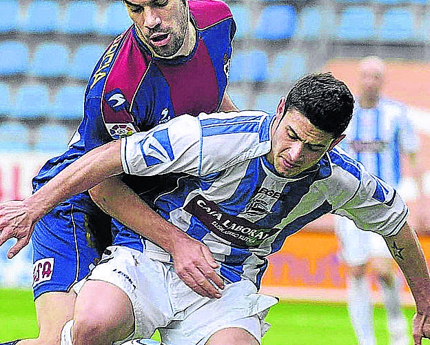 Martínez, ante Manu García, cuando el capitán militaba en el Eibar. 