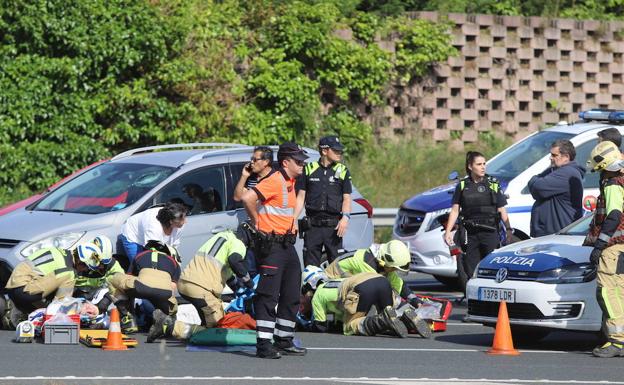 Dos motoristas heridos tras colisionar con un coche en Artaza