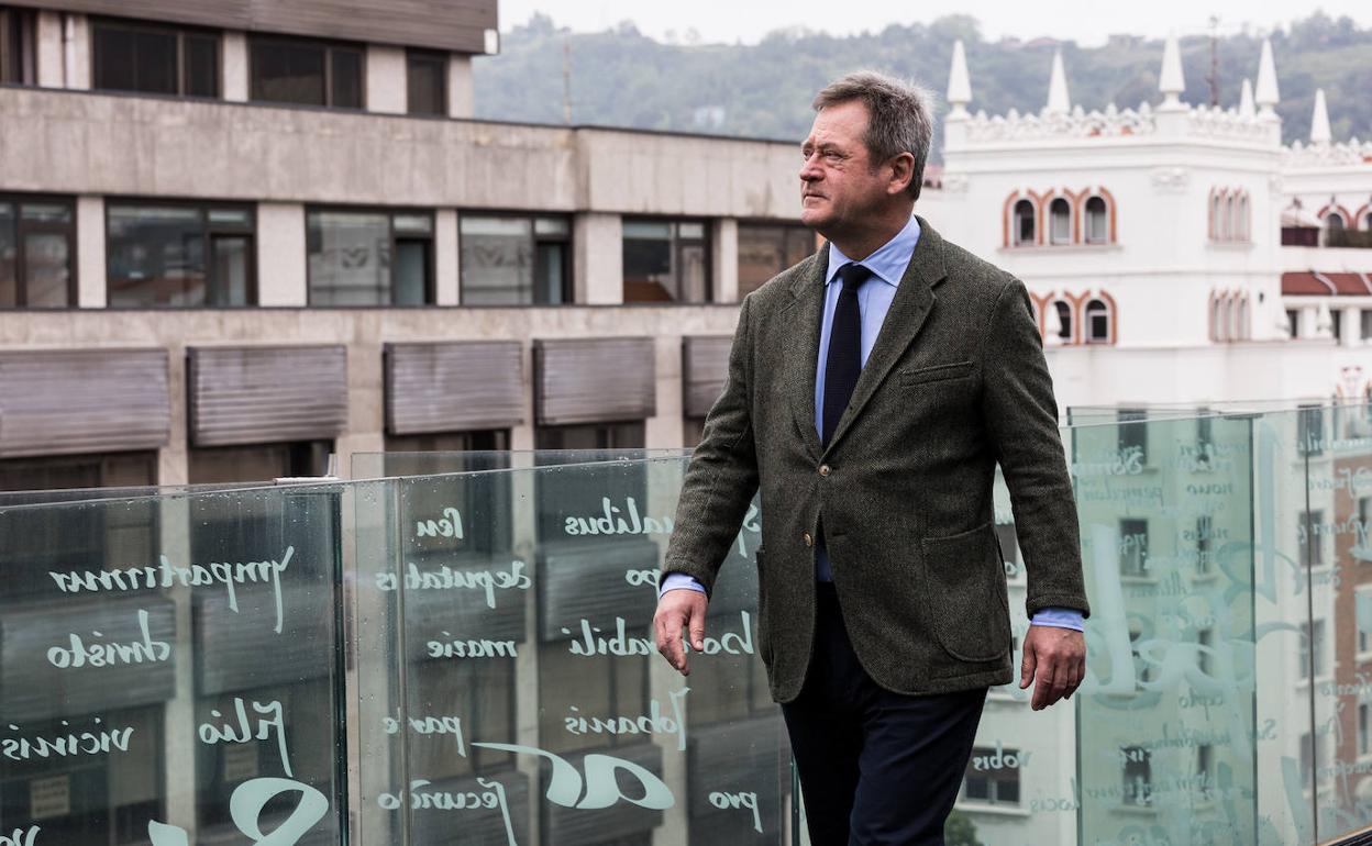 Bingen Zupiria en la azotea del Archivo Histórico de Euskadi, en Bilbao.