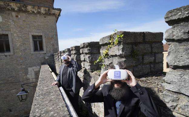 Varias personas prueban las gafas de realidad virtual en la visita a la muralla de Vitoria. 