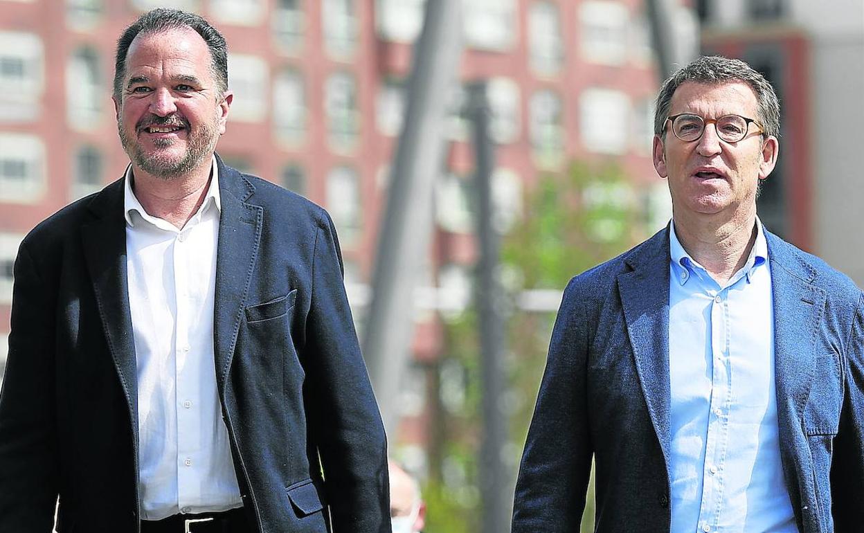Carlos Iturgaiz, junto a Alberto Núñez Feijóo durante la visita que el nuevo líder del PP realizó a Bilbao el pasado mes de marzo.
