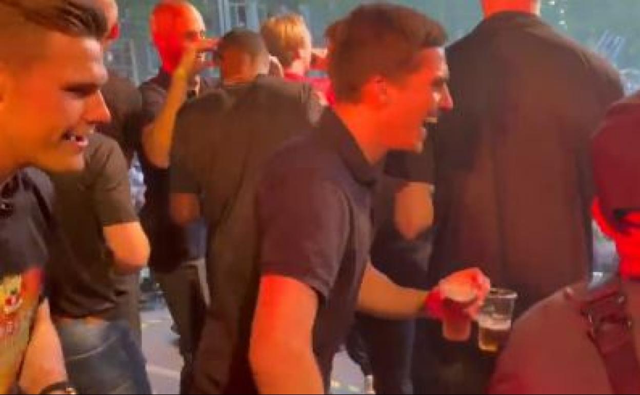 La fiesta de Iñigo Córdoba con su equipo en Holanda al conseguir la permanencia