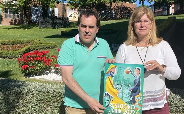 Eduardo Abad, concejal de Cultura, y Ainhoa Basabe, alcaldesa de Sestao, posan junto al cartel de las fiestas 